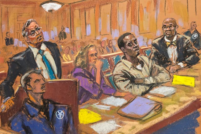 <p>En este boceto de la sala del tribunal, el abogado Marc Agnifolo, a la izquierda, habla en el podio, mientras Alexandra Shapiro, Sean Diddy Combs, y el abogado Tony Riccio, sentado segundo de izquierda a derecha, escuchan durante una audiencia en la corte federal el viernes 24 de noviembre 2024, en Nueva York</p>