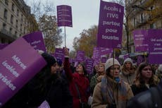Miles protestan en Francia contra la violencia contra las mujeres