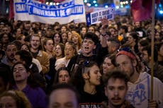 Decenas de miles de españoles protestan en Barcelona por altos costos de alquileres