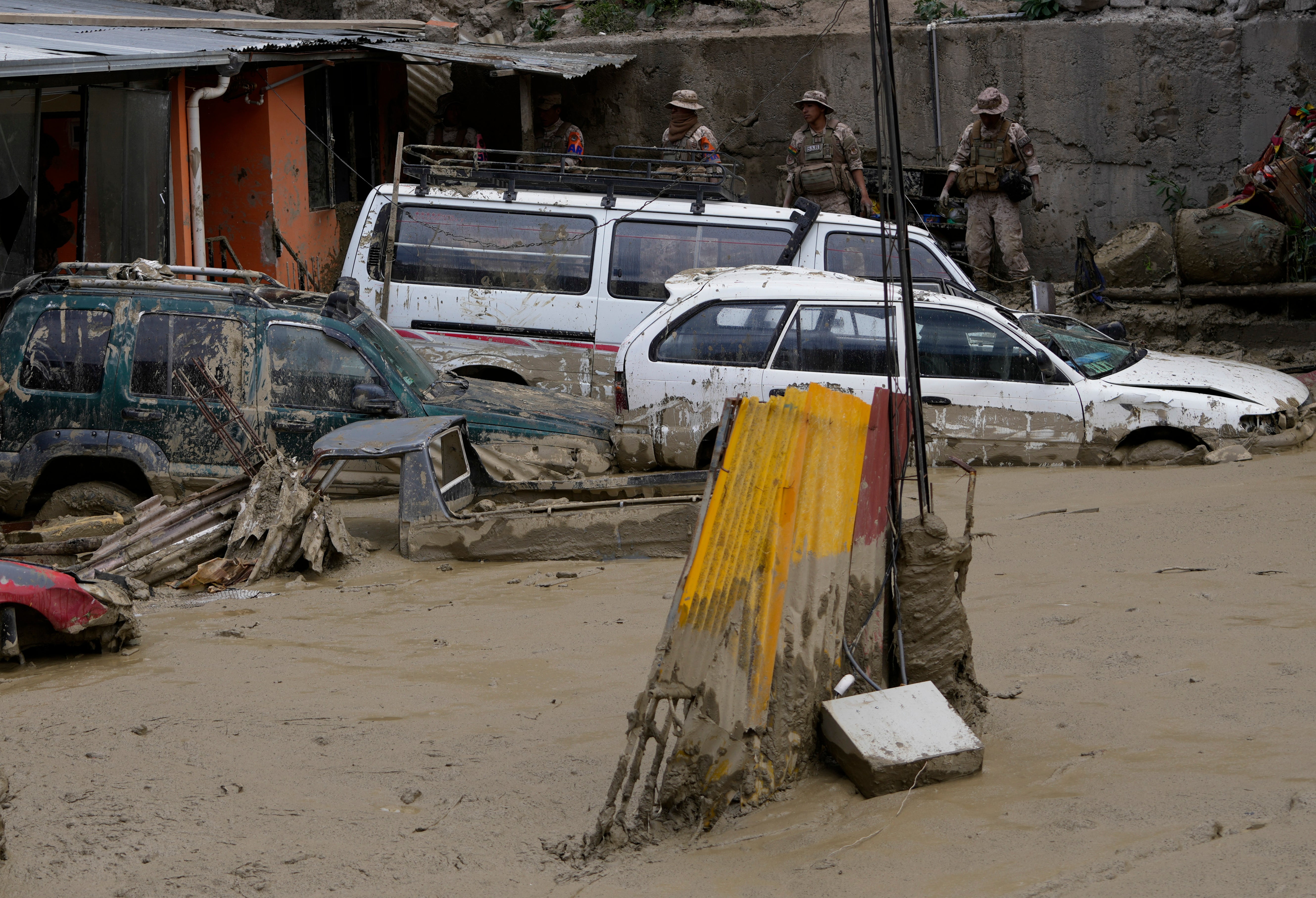 Primeras lluvias provocan avalancha de lodo en un barrio de La Paz, Bolivia, tras meses de sequía