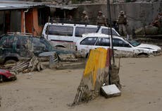 Primeras lluvias provocan avalancha de lodo en un barrio de La Paz, Bolivia, tras meses de sequía