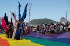 Realizan desfile del orgullo gay en la playa de Copacabana en Río de Janeiro