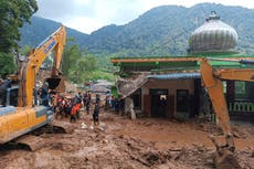 Aludes e inundaciones repentinas en Indonesia dejan 16 muertos y 6 desaparecidos