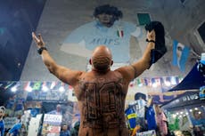 Napoli y sus aficionados rinden homenaje a Maradona en 4to aniversario de su muerte