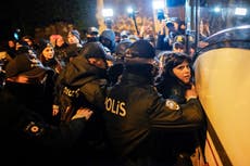Policía en Turquía detiene a manifestantes que exigen protección para las mujeres