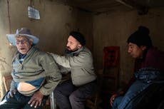 AP Fotos: Médico rural viaja en mula para visitar a pacientes remotos en montaña de Argentina