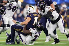 Jackson logra 3 TDs, John Harbaug supera a su hermano y Ravens vencen 30-23 a Chargers