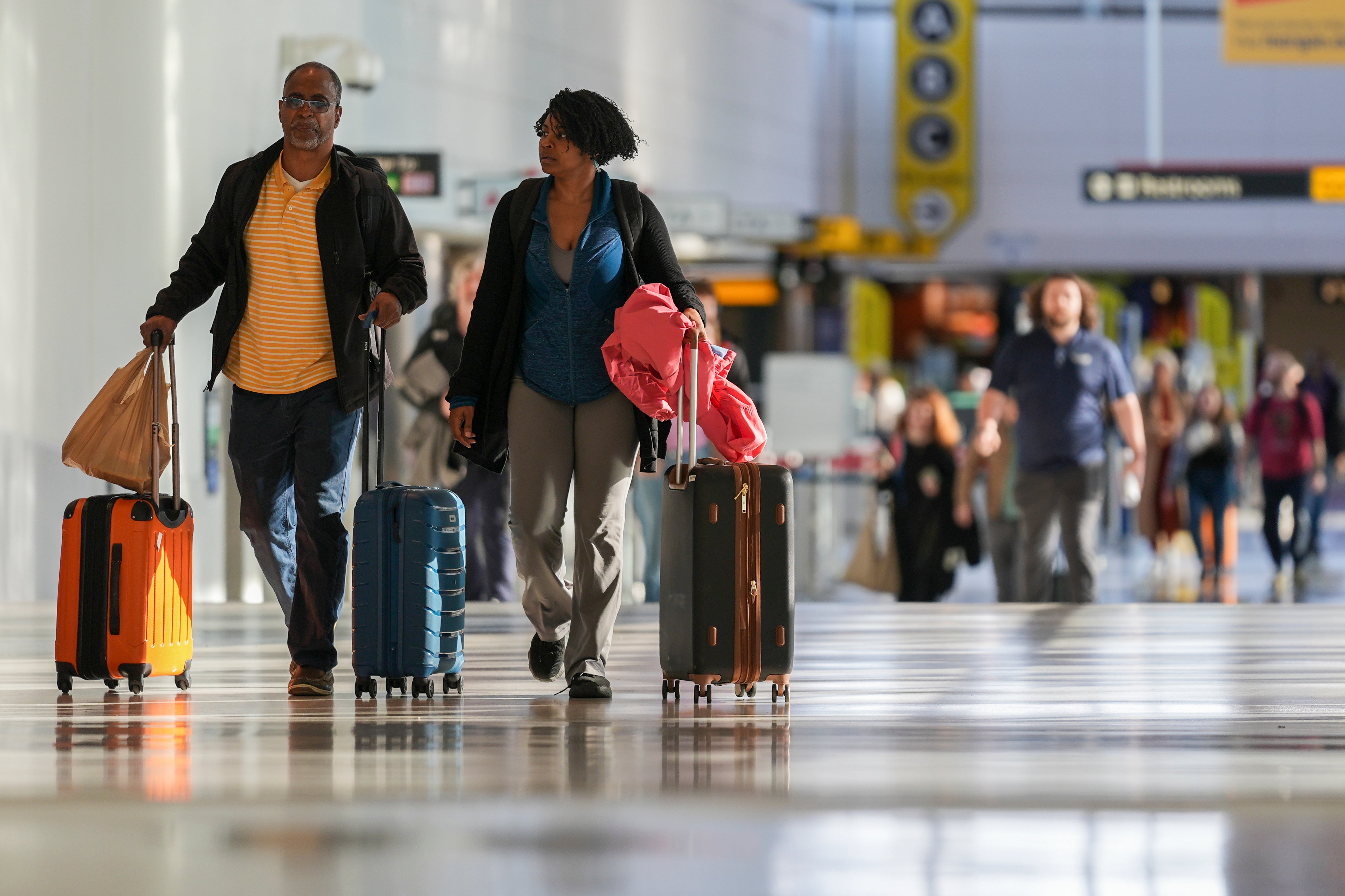 Viajeros caminan por el Aeropuerto Internacional Thurgood Marshall de Baltimore/Washington el lunes en Maryland. Los desplazamientos tras las vacaciones seguirán siendo complicados con los sistemas meteorológicos que cruzarán el país el viernes