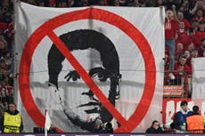 Hinchas del Bayern Múnich protestan contra Al-Khelaifi, el presidente del PSG