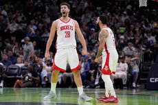 Sengun logra triple-doble, Rockets vencen 117-111 a Wolves en prórroga y avanzan en MLB Cup