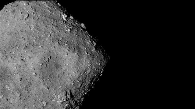 <p>La nave espacial japonesa Hayabusa 2 tomó imágenes del asteroide Ryugu mientras volaba junto a él hace dos años</p>