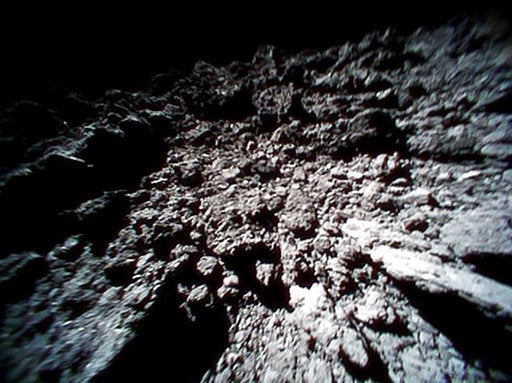 Imagen captada por el astromóvil Rover-1B, y facilitada por la JAXA (Agencia de Exploración Aeroespacial de Japón) muestra la superficie del asteroide Ryugu