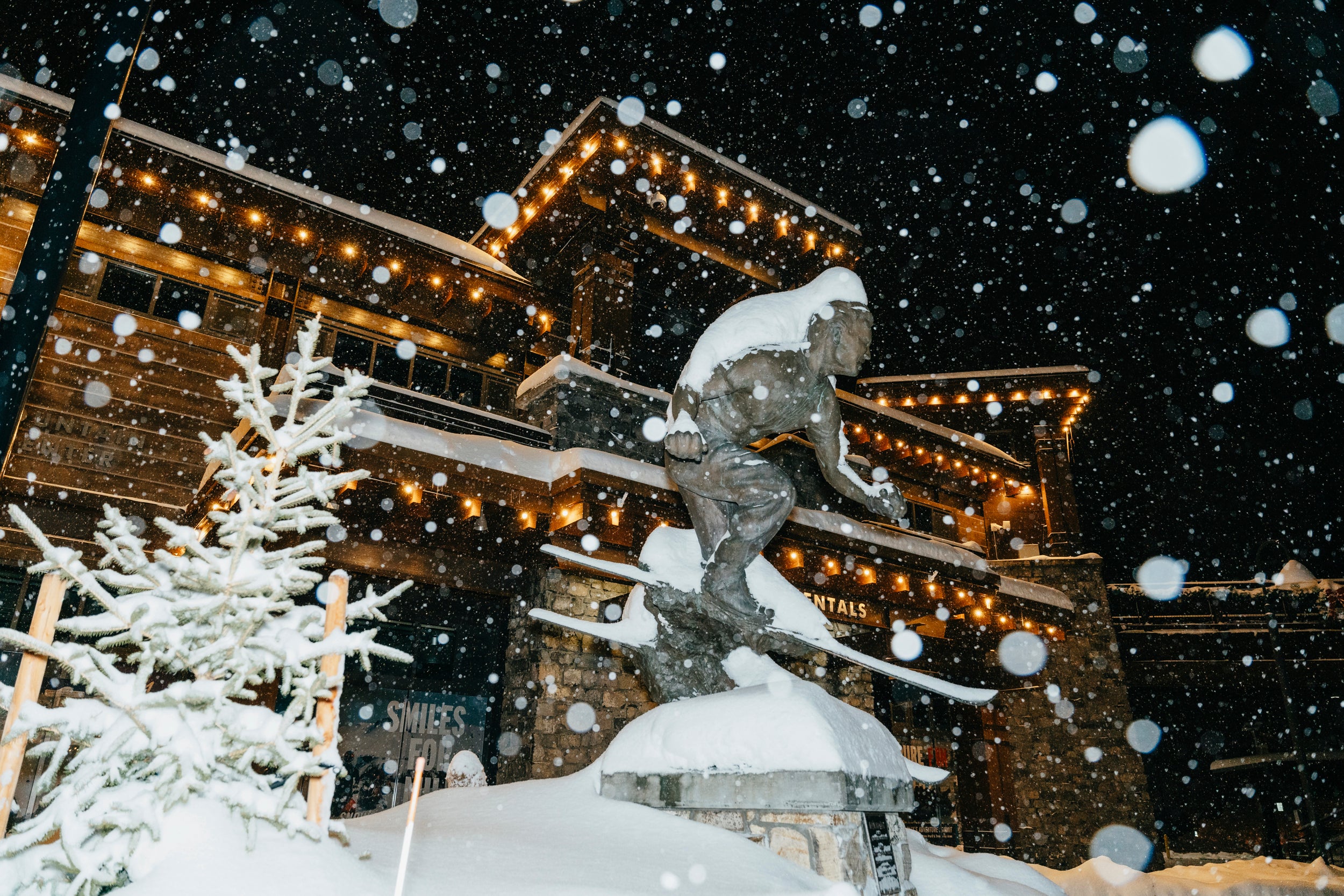 La nieve se amontona sobre una estatua durante una tormenta el pasado fin de semana en Mammoth Lakes, California. El estado verá condiciones secas después de días de tiempo inestable