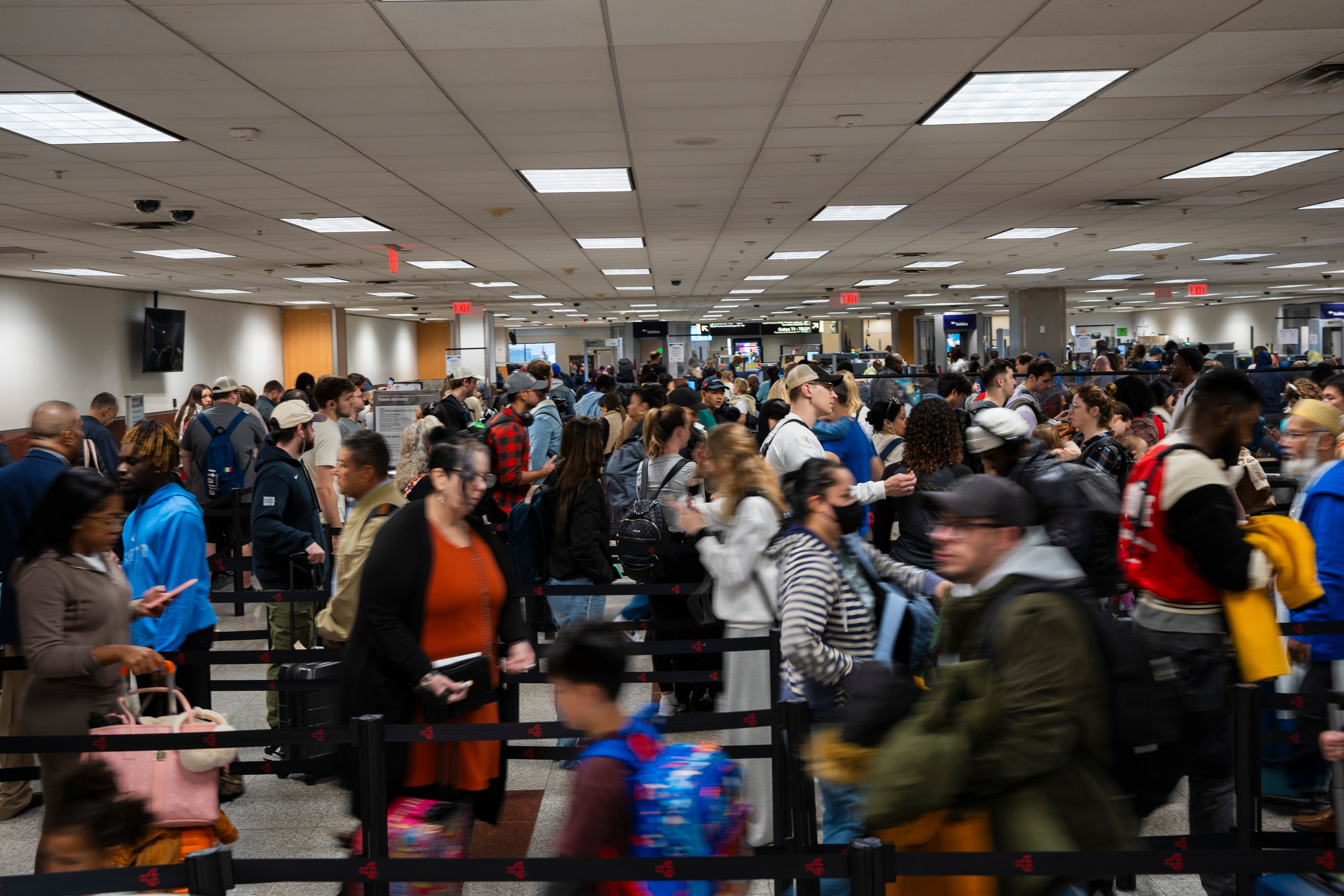 Viajeros se apresuran a llegar a su puerta de abordar en el Aeropuerto Internacional Hartsfield-Jackson de Atlanta el martes en Georgia. Se espera que millones de personas viajen durante las vacaciones a través de los aeropuertos