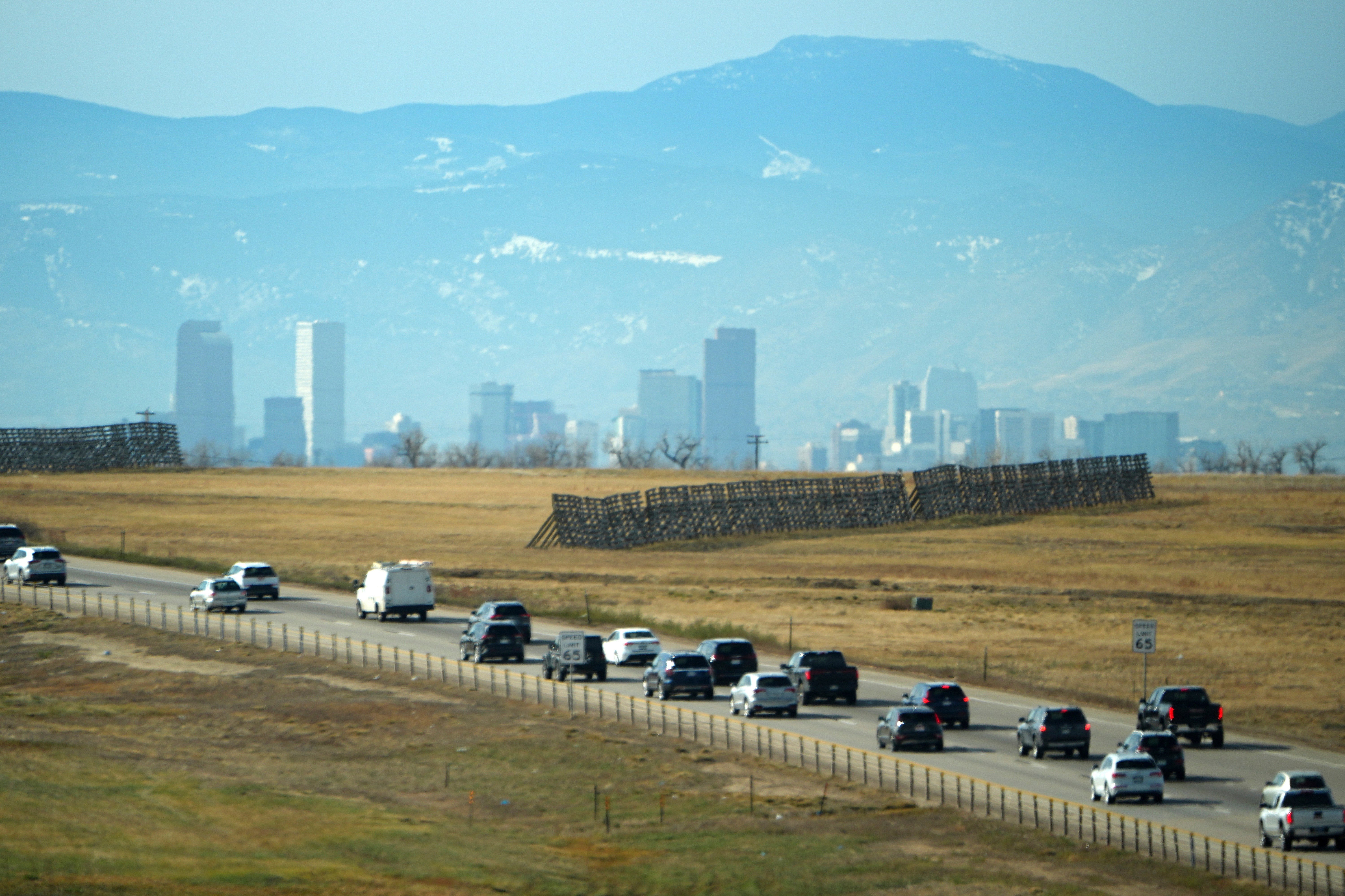 Los automovilistas navegan lentamente por los carriles en dirección sur de Peña Boulevard para salir del Aeropuerto Internacional de Denver el martes