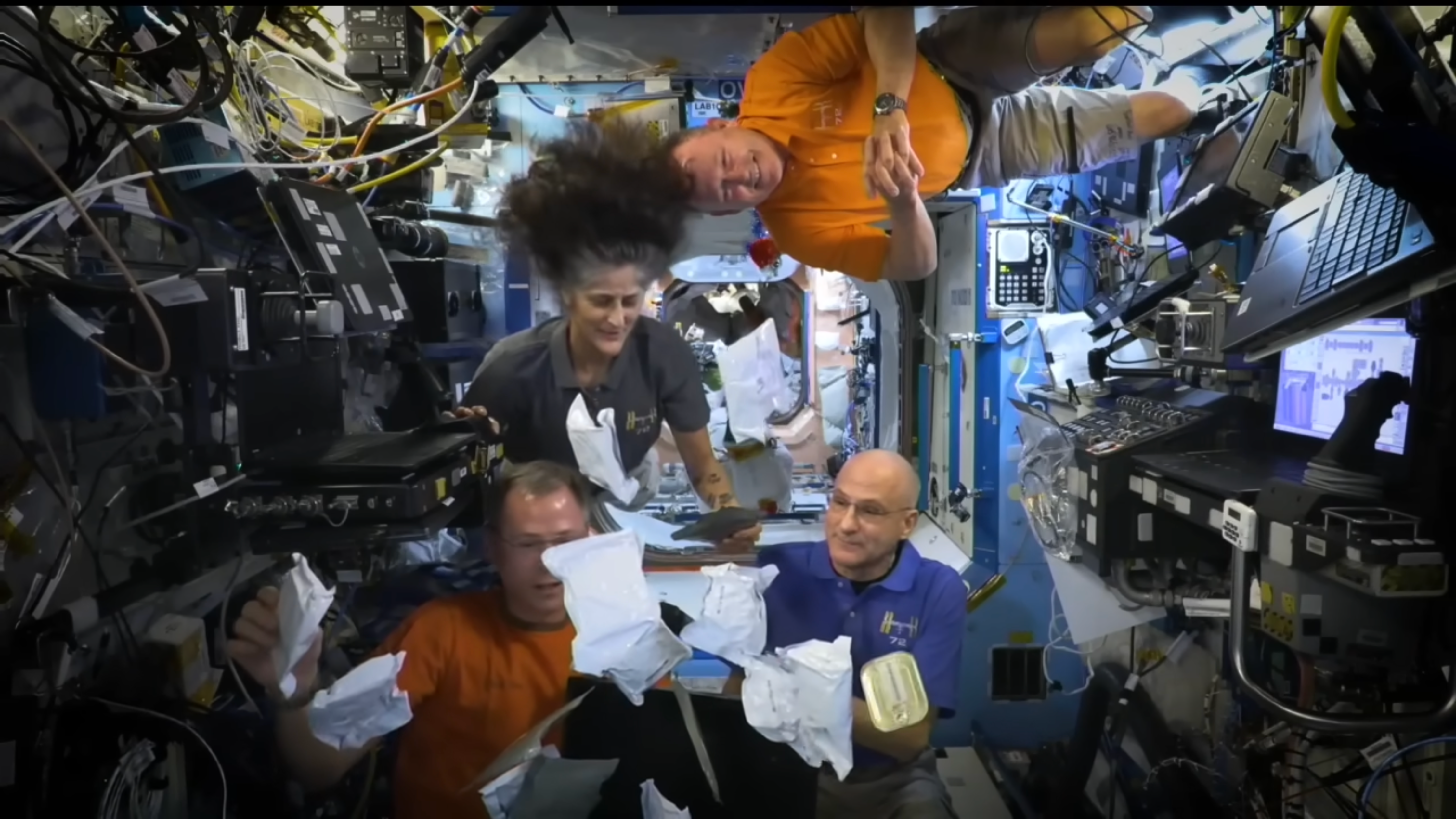 Muestras de la cena especial de Acción de Gracias de la tripulación de la Expedición 72 flotaron por la Estación Espacial Internacional el martes. A pesar de los desafíos, los astronautas expresaron su gratitud por la ingravidez del espacio. “Es increíble”, comentó Butch Wilmore.