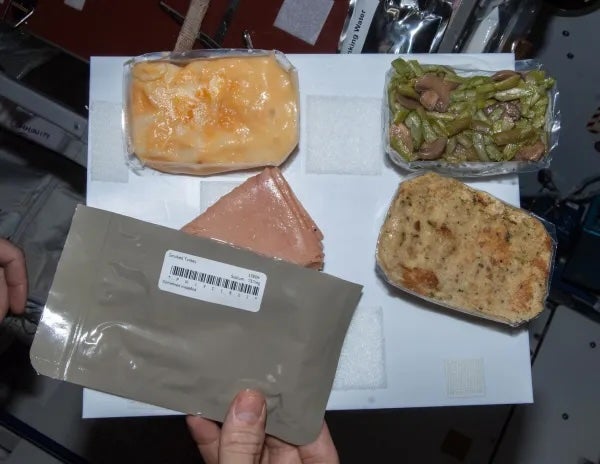 En 2013, se difundió una imagen que mostraba los alimentos preparados para la cena de Acción de Gracias en la Estación Espacial Internacional. El menú incluía pavo, jamón, macarrones con queso, judías verdes con champiñones y aderezo