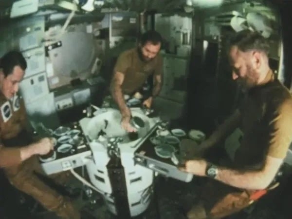 Los astronautas del Skylab 4, Edward Gibson (izquierda), William Pogue y Gerald Carr, realizaron una demostración de cómo se come en microgravedad a bordo del Skylab. Esta primera estación espacial de Estados Unidos estuvo en funcionamiento hasta 1979