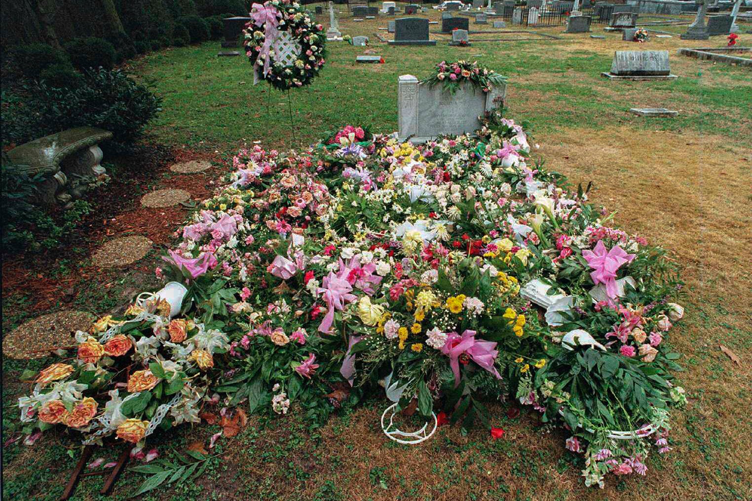 La tumba de JonBenet Ramsey cubierta de flores, en el cementerio episcopal de St. James en Marietta (Georgia, EE. UU.), fotografiada el 8 de enero de 1997