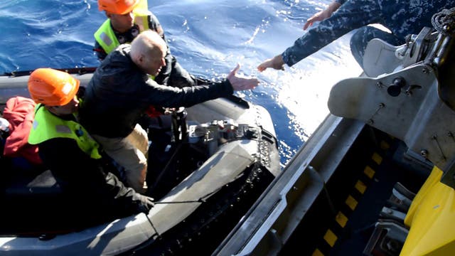 <p>Un superviviente recibe ayuda para subir a la embarcación de rescate tras el naufragio ocurrido el lunes en las turbulentas aguas del Mar Rojo </p>