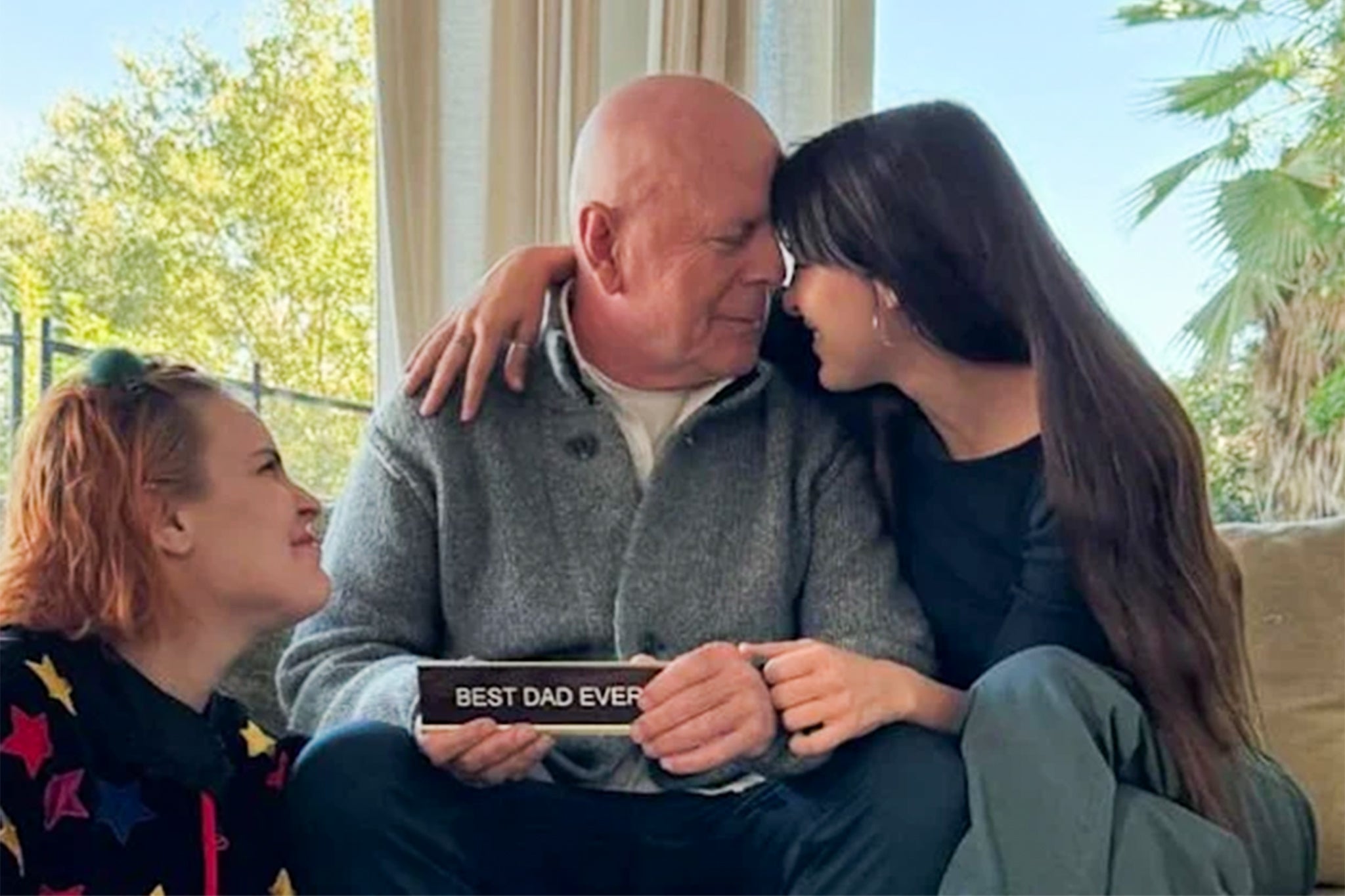 Bruce Willis con sus hijas Tallulah (izquierda) y Scott Laurel durante el Día de Acción de Gracias