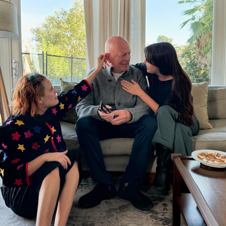 El actor fue captado junto a dos de sus hijas con su exesposa Demi Moore