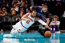 Jalen Brunson anota 31 puntos y los Knicks vencen 99-98 a los Hornets