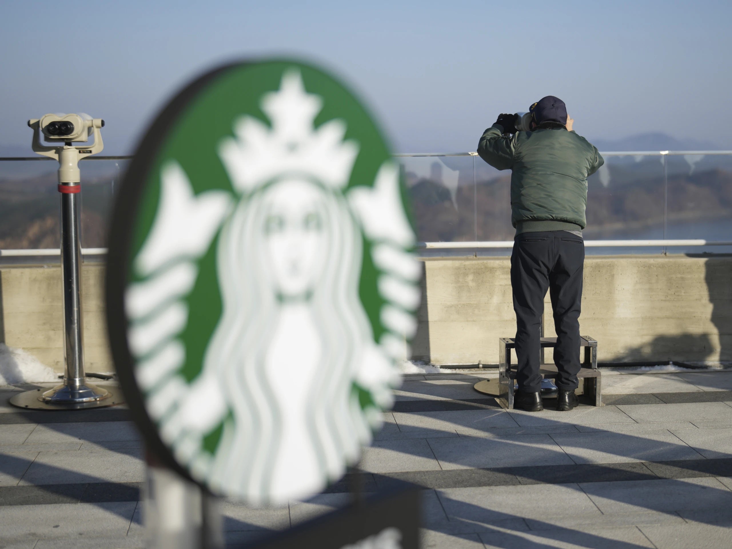 Starbucks inauguró un nuevo local en un mirador del ecoparque Aegibong Peace Ecopark, cerca de la ciudad de Gimpo, a unos 50 km al noroeste de Seúl (Corea del Sur) y a menos de 2 km del territorio norcoreano.