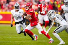 Chiefs recuperan balón suelto de Raiders en segundos finales y aseguran lugar en playoffs