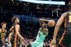 Johnson anota 20 puntos y Hawks vencen 107-104 Hornets para tercer triunfo consecutivo