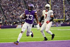 Vikings remontan y ganan 23-22 a Cardinals con pase de TD de Sam Darnold cerca del final