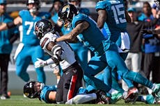 Golpe violento a Lawrence, QB de Jaguars, ‘no debería estar en nuestra liga’, dice el coach Pederson