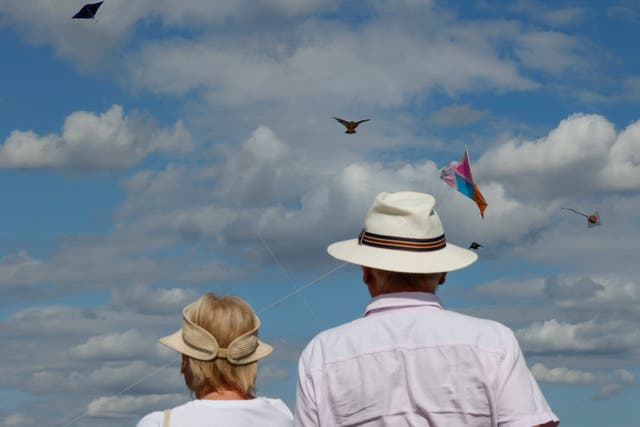 <p>En Hampstead Heath, Londres, una pareja de ancianos contempla los barriletes en el cielo</p>