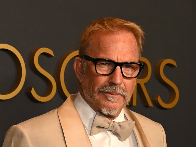 <p>Kevin Costner compartió una inusual muestra de su vida familiar al posar con seis de sus hijos</p>