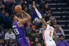 Los Kings encestan 15 tiros seguidos y vencen 120-111 a Rockets