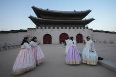 Turistas entusiastas no se inmutan ante el repentino caos por la ley marcial en Corea del Sur