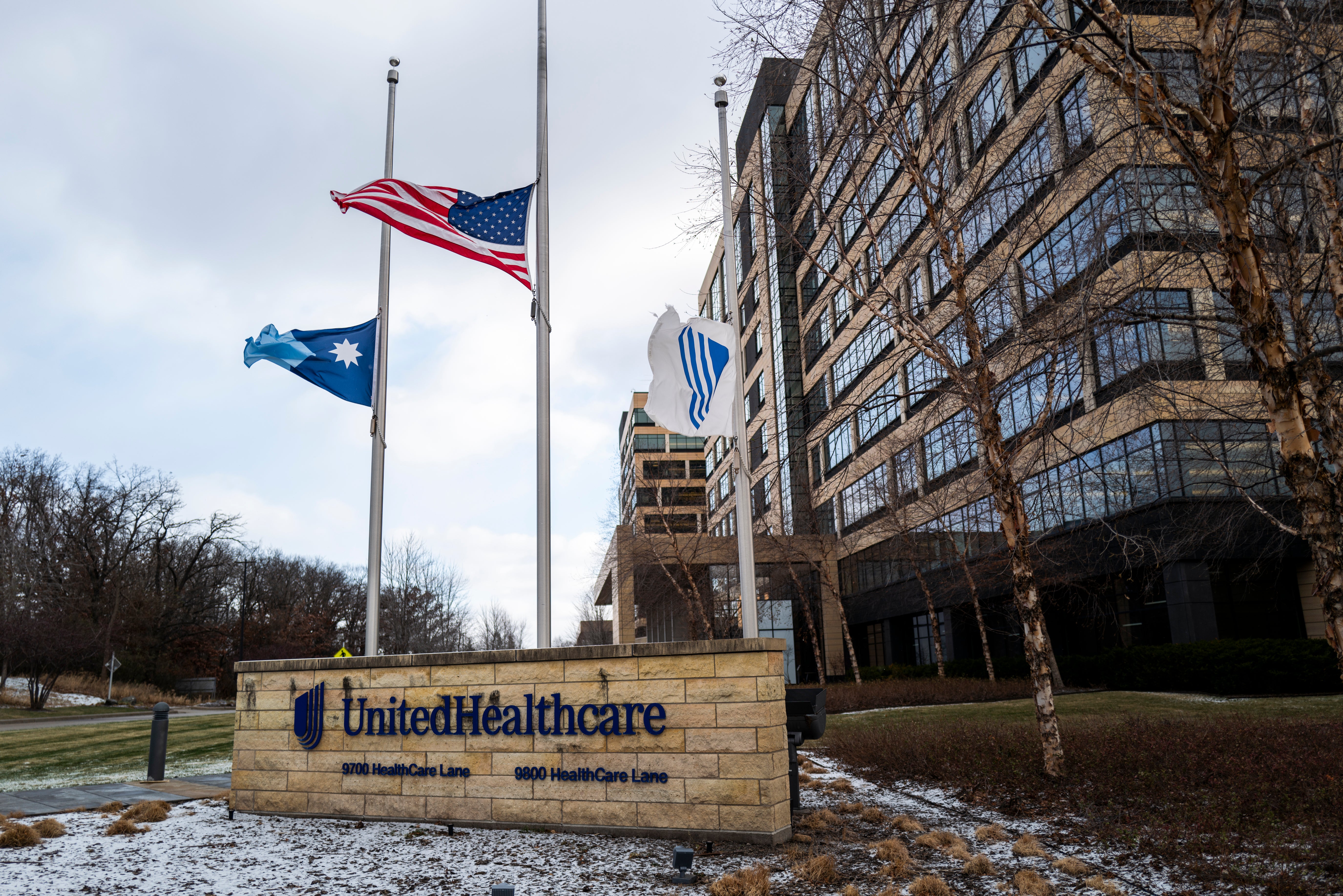 Las banderas ondean a media asta frente a la sede corporativa de UnitedHealthcare en Minnetonka, Minnesota. La familia de Thompson lo describió como un “hombre cariñoso, generoso y con talento”