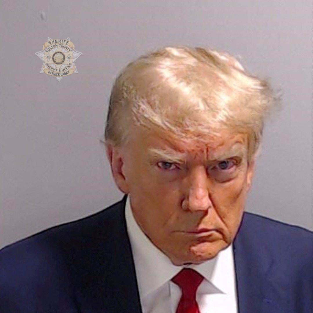 Trump aparece en una ficha policial difundida por la oficina del sheriff del condado de Fulton, Georgia, EE. UU., tras ser detenido por presunta interferencia electoral