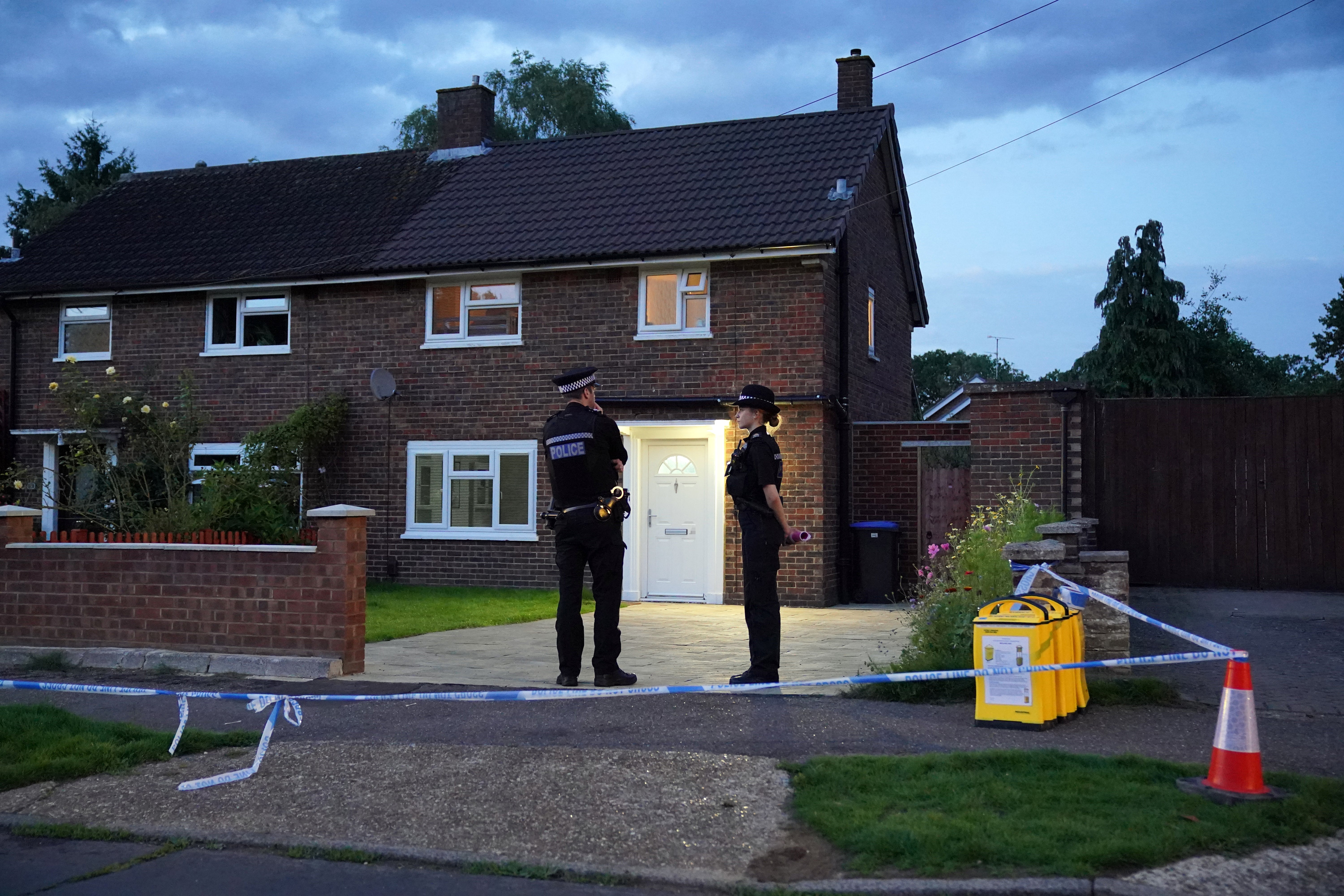 Agentes de policía frente a la casa de Sharif en Hammond Road en Woking el 10 de agosto de 2023