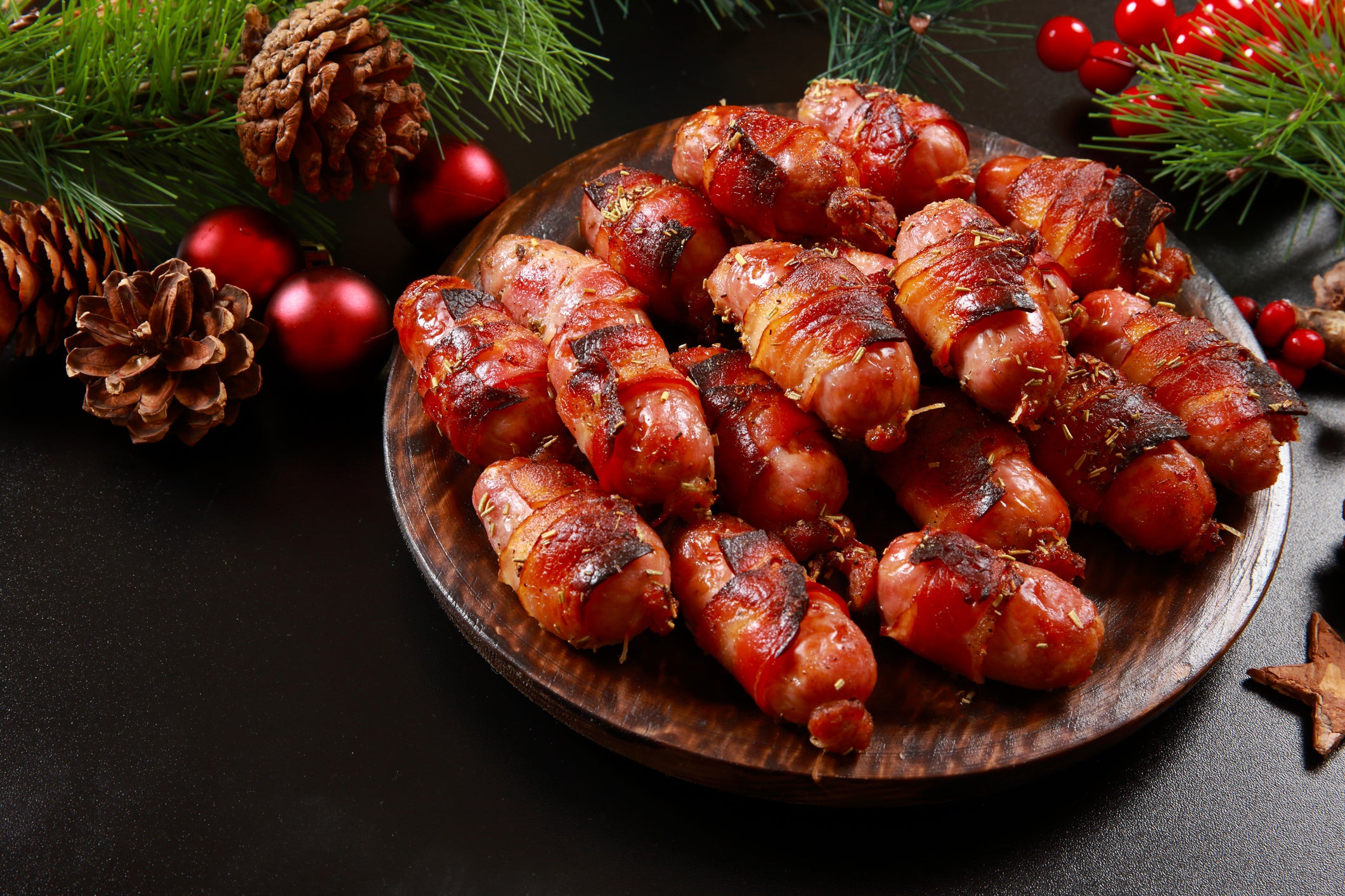 Las carnes procesadas, como las salchichas y el beicon, se asocian de forma constante con un mayor riesgo de cáncer que las carnes frescas y no procesadas