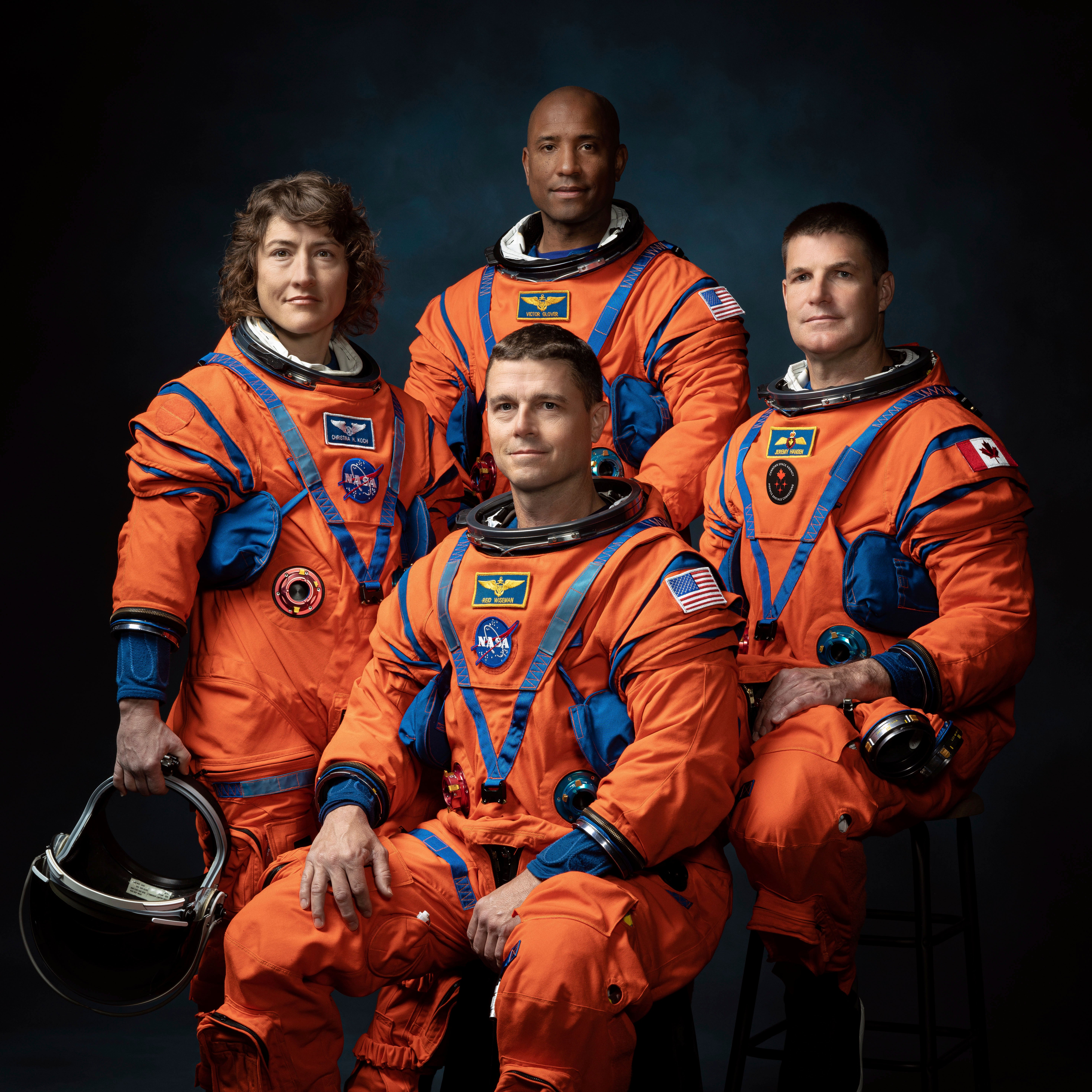 Los astronautas de la NASA (de izquierda a derecha) Christina Koch, Victor Glover y Reid Wiseman, y el astronauta de la CSA (Agencia Espacial Canadiense) Jeremy Hansen