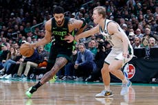 Jayson Tatum anota 34 y los Celtics vencen 111-105 a los Bucks en el debut de temporada de Middleton