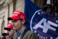 Influencer ultraderechista Nick Fuentes enfrenta cargos por rociar a una mujer con gas lacrimógeno