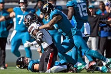 La NFL multa a Engram, de Jaguars, por defender al QB Lawrence tras golpe que terminó su temporada
