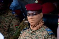 La junta de Burkina Faso nombra un nuevo primer ministro tras disolver el gobierno