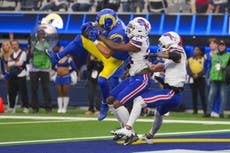 Allen establece récord en la NFL con 3 pases y 3 acarreos de TD, pero los Rams vencen 44-42 a Bills