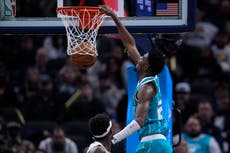 Miller anota tiros libres decisivos y Hornets vencen 113-109 a Pacers