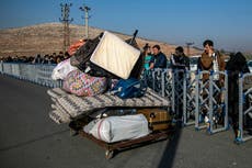 Cientos de sirios hacen fila en la frontera turca, esperando volver a casa