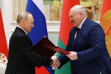 Bielorrusia: Lukashenko indulta a 29 presos políticos