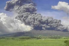 Erupción de volcán en Filipinas obliga a residentes a evacuar y deja poblados cubiertos de cenizas